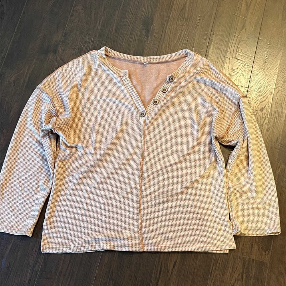 Boutique Size L
Runs large.  Orange & cream colors